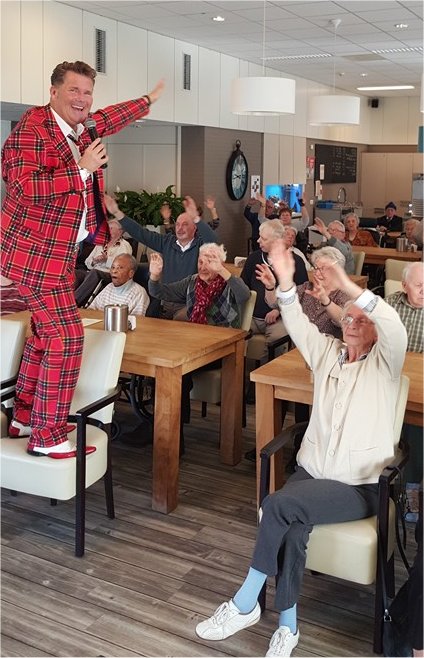 Johnny Valentino a.k.a. Wally Preyll allround entertainer te boeken bij www.johnnyvalentino.eu