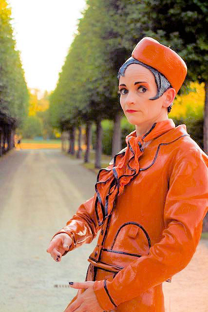 Orange Stewardess boekt u bij www.kwekel-evenementen.nl