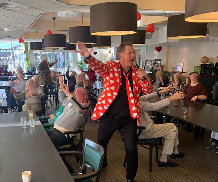 Johnny Valentino a.k.a. Wally Preyll allround entertainer te boeken bij www.johnnyvalentino.eu