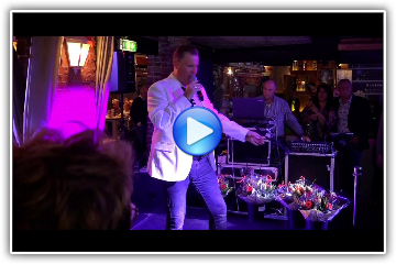 Johnny Valentino a.k.a. Wally Preyll allround entertainer te boeken bij www.johnnyvalentino.eu